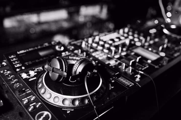 Nights on the decks / DJ Sonik